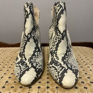 Steve Madden Black and Cream Snakeskin Ankle Booties Block Heel in Size 8M